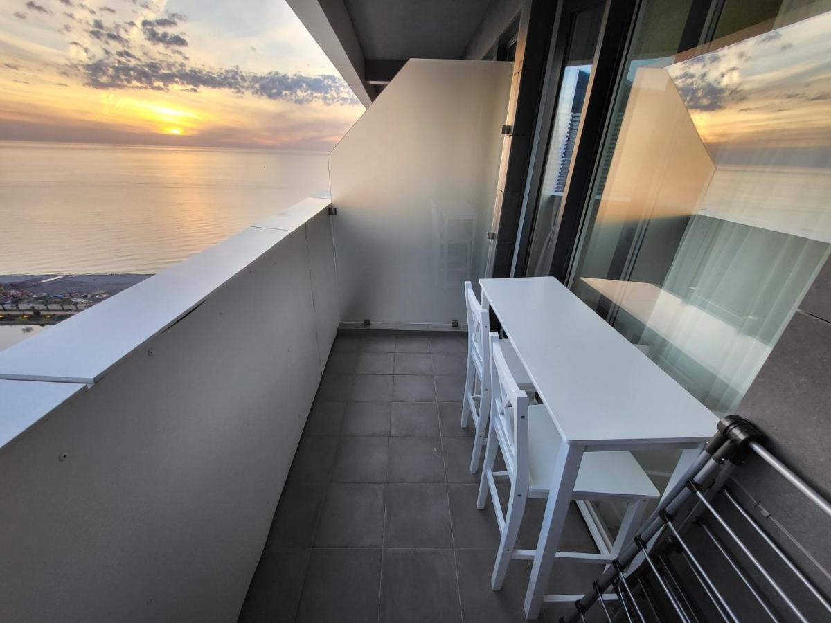 Holiday Apartments บาทูมิ ภายนอก รูปภาพ